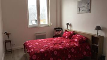 2 bedrooms, desk, iron/ironing board, travel crib