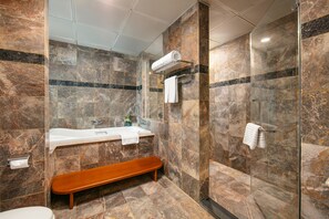 Bathroom - Nam Cuong Hai Duong Hotel (Hai Phong)