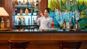 Bar (trong khuôn viên)