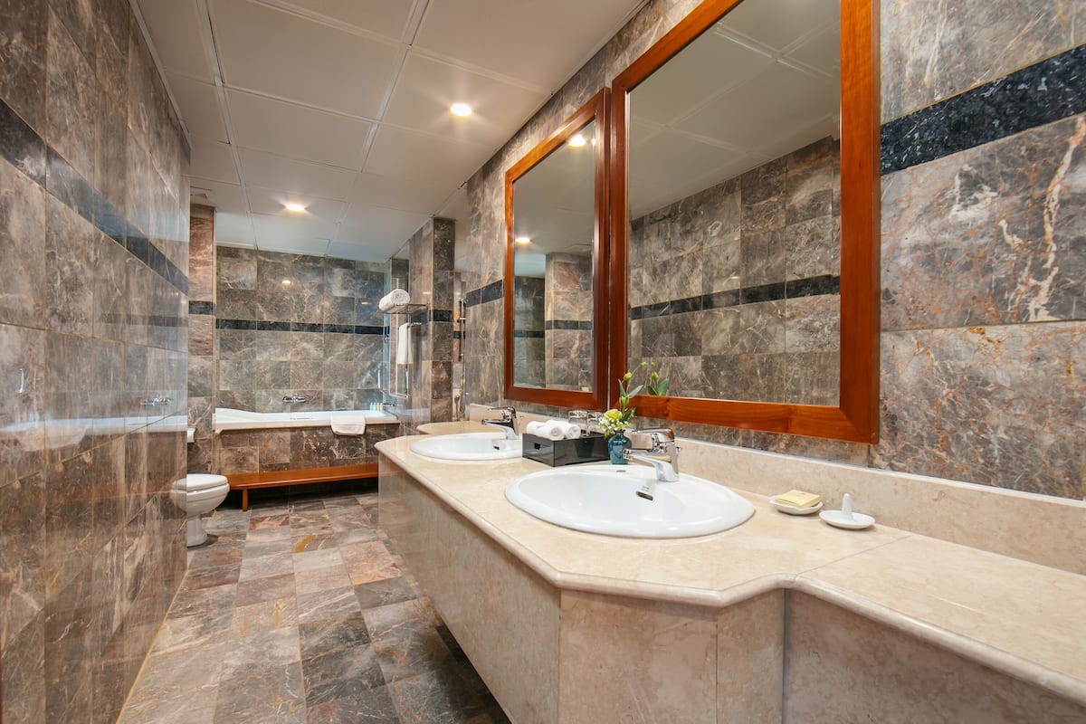 suite 1 | bathroom | free toiletries, hair dryer, bathrobes, slippers