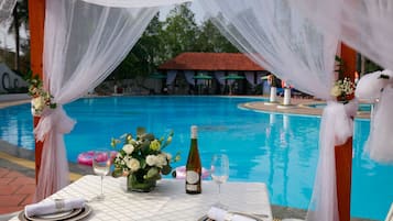 Una piscina al aire libre de temporada