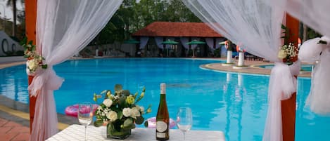 Seasonal outdoor pool, sun loungers