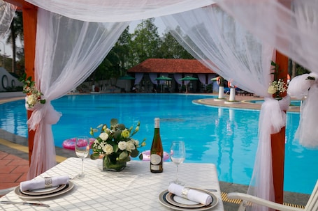 Una piscina al aire libre de temporada