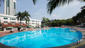 Una piscina al aire libre de temporada