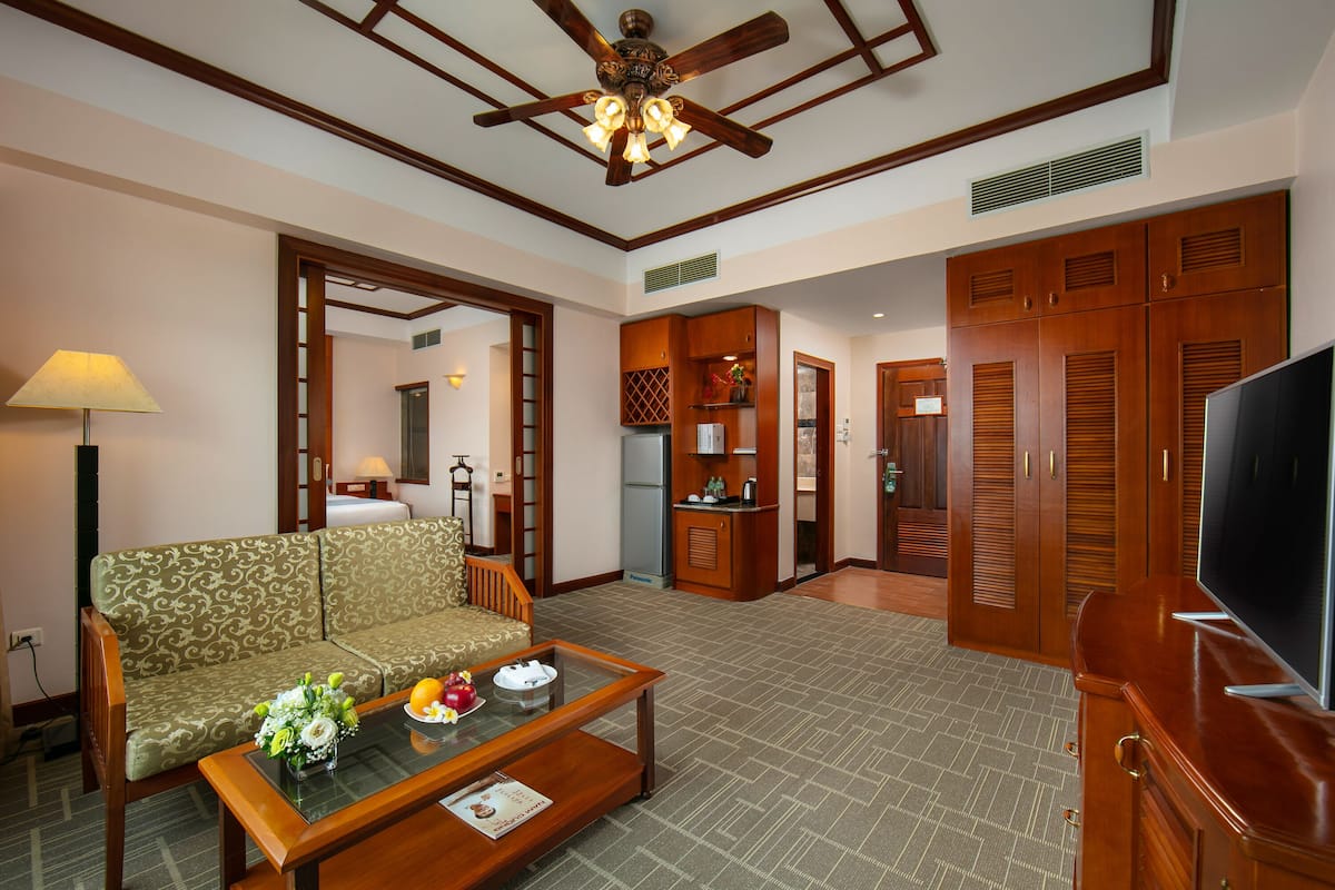 Suite 1 | Living area | Flat-screen TV