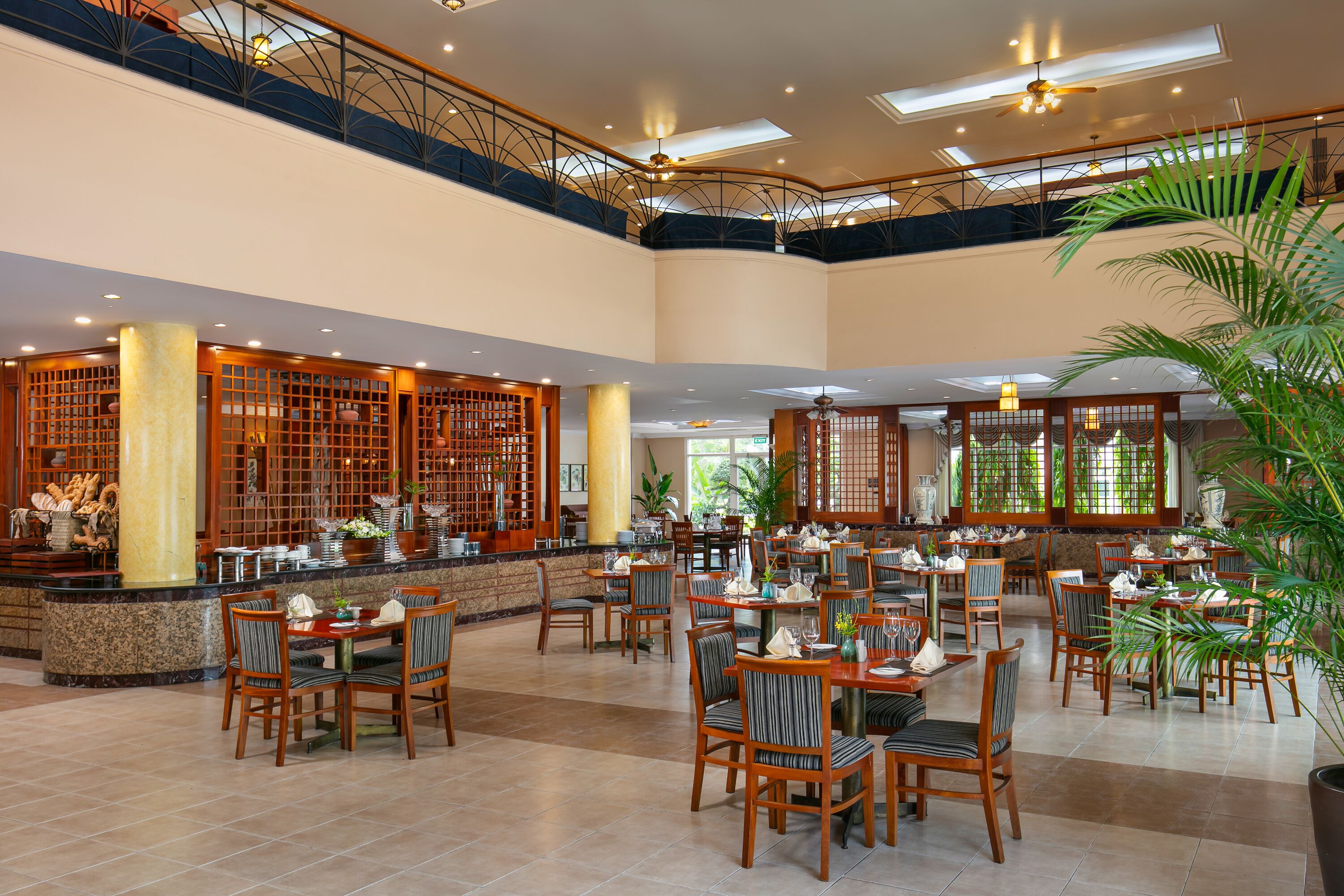 3 restaurants, breakfast, lunch served; local and international cuisine 