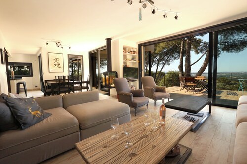 Architect house in the countryside 10 minutes from the center of Aix-en-Provence.