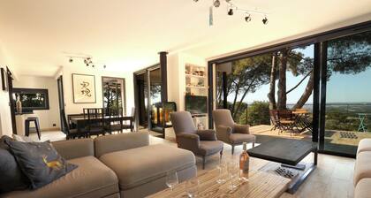 Architect house in the countryside 10 minutes from the center of Aix-en-Provence.