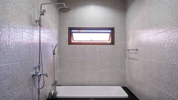 Une salle de bain moderne avec une douche, une fenêtre et une baignoire.
