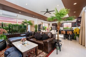 Luksusvilla, 4 soverom, privat basseng | Oppholdsområde | En 32-tommers Flatskjerm-TV med Parabol-TV samt LCD-TV og DVD-spiller