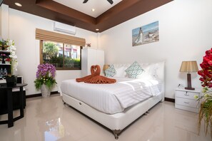 Luksusvilla, 4 soverom, privat basseng | Sengetøy av topp kvalitet, minibar, safe på rommet og skrivebord