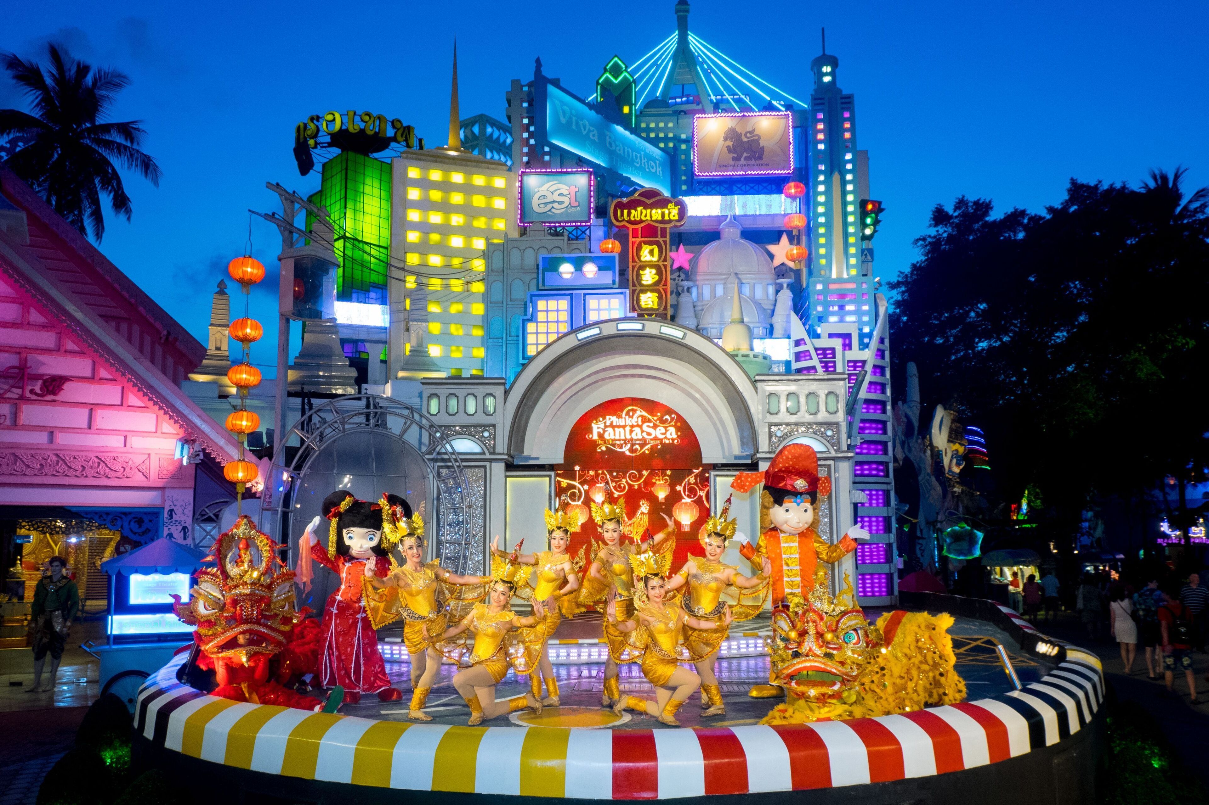 Un bâtiment aux couleurs vives, sur lequel on peut lire une grande enseigne : « Viva Bangkok ».