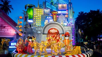 Un bâtiment aux couleurs vives, sur lequel on peut lire une grande enseigne : « Viva Bangkok ».