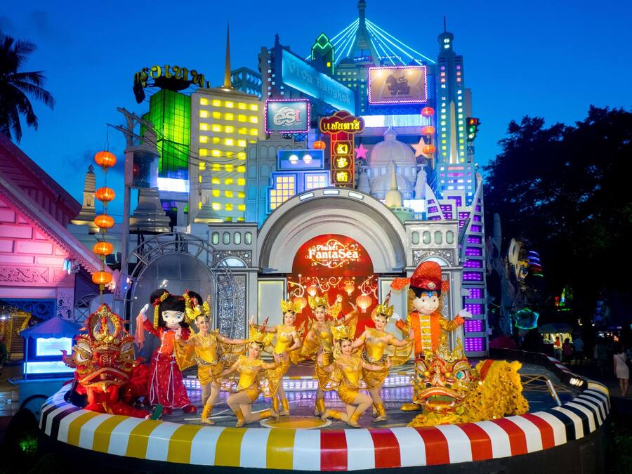 Un bâtiment aux couleurs vives, sur lequel on peut lire une grande enseigne : « Viva Bangkok ».