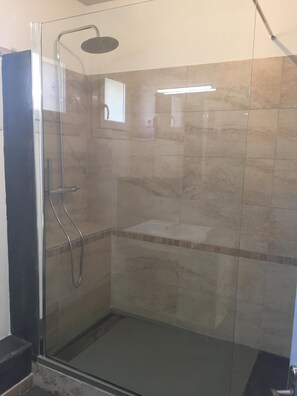 Douche, séchoir à cheveux, serviettes fournies