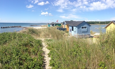 Charmantes Schiffershaus mit idyllischem Garten und Strandhaus
