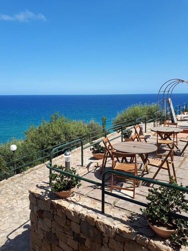 Delightful apartment with direct access to the sea