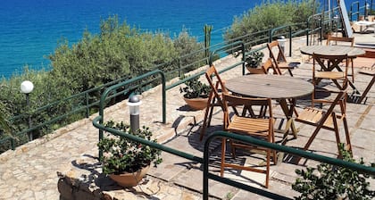 Delightful apartment with direct access to the sea