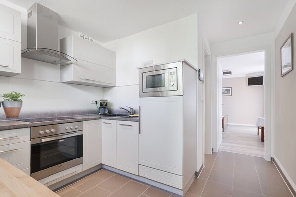 Een koelkast, een microgolfoven, een oven, een kookplaat