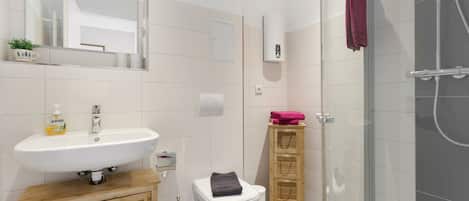 Secadora de cabello, toallas, papel de baño