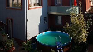 A two-story building with a swimming pool in the backyard. - Typically Saxon! Cozy little apartment in the heart of Dresden. (Dresden)