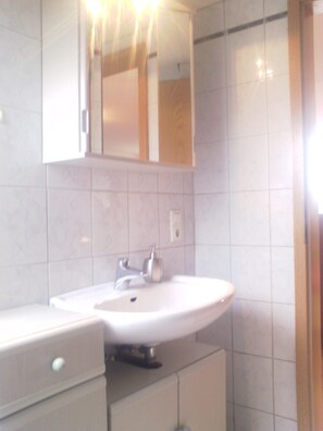 Doccia, asciugacapelli, asciugamani, sapone