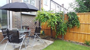 Outdoor dining - Stylish well equipped home - with air con & FREE BREAKFAST! (London)