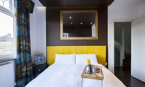 6 bedrooms, memory-foam beds, iron/ironing board, WiFi - Stylish well equipped home - with air con & FREE BREAKFAST! (London)