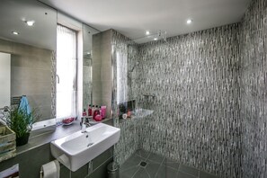 Shower, hair dryer, bidet, towels - Stylish well equipped home - with air con & FREE BREAKFAST! (London)