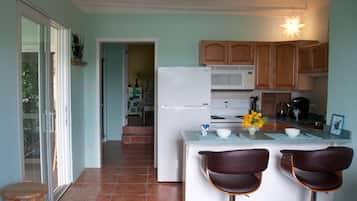 Geladeira, micro-ondas, fogão, cooktop