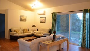 Ein Wohnzimmer mit einer Couch, einem Couchtisch und einem Gemälde an der Wand.