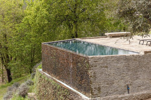 Private Villa with a Natural Pool Next to the Douro River