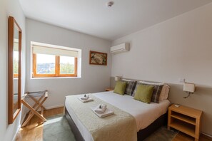 3 Schlafzimmer, Schreibtisch, Bügeleisen/Bügelbrett, Reisekinderbett