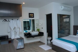 Minibar, coffres-forts dans les chambres, bureau