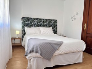 3 bedrooms, in-room safe, desk, iron/ironing board - 2 bedroom apartment 500 m from the beach, wifi, air conditioning throughout the aprt. (Málaga)