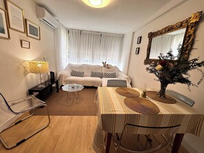 Smart TV, fireplace, DVD player, books - 2 bedroom apartment 500 m from the beach, wifi, air conditioning throughout the aprt. (Málaga)