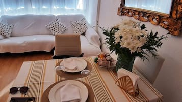 Een smart-tv, een dvd-speler en boeken