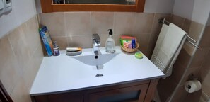 Assecador de cabells, tovalloles, sabó i xampú