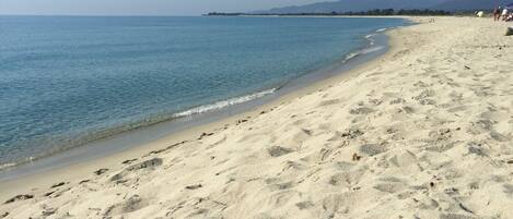 Una spiaggia nelle vicinanze