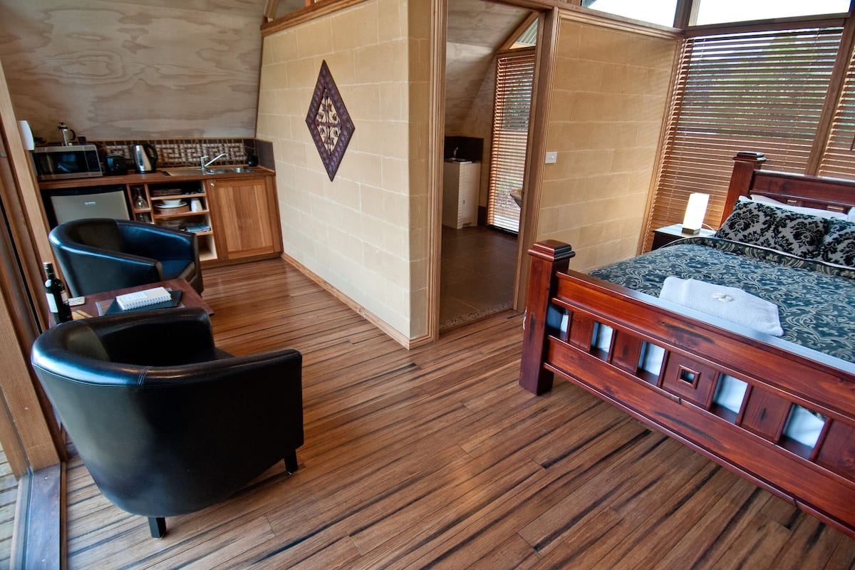Estudio romántico, hidromasaje, junto a la playa | Área de sala de estar | Televisión de pantalla plana