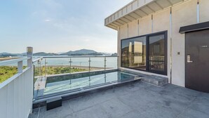 Labium 2F Twin Ocean View (Private Pool Access) | Piscina particular