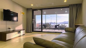 Luxury Suite Twin Ocean View (Cooking meat/fish in the room is not allowed /penalty will be charged) | Zona de estar | Una televisión de pantalla plana