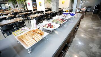 بوفيه فطور يوميًا بتكلفة قدرها (18000 KRW للشخص)