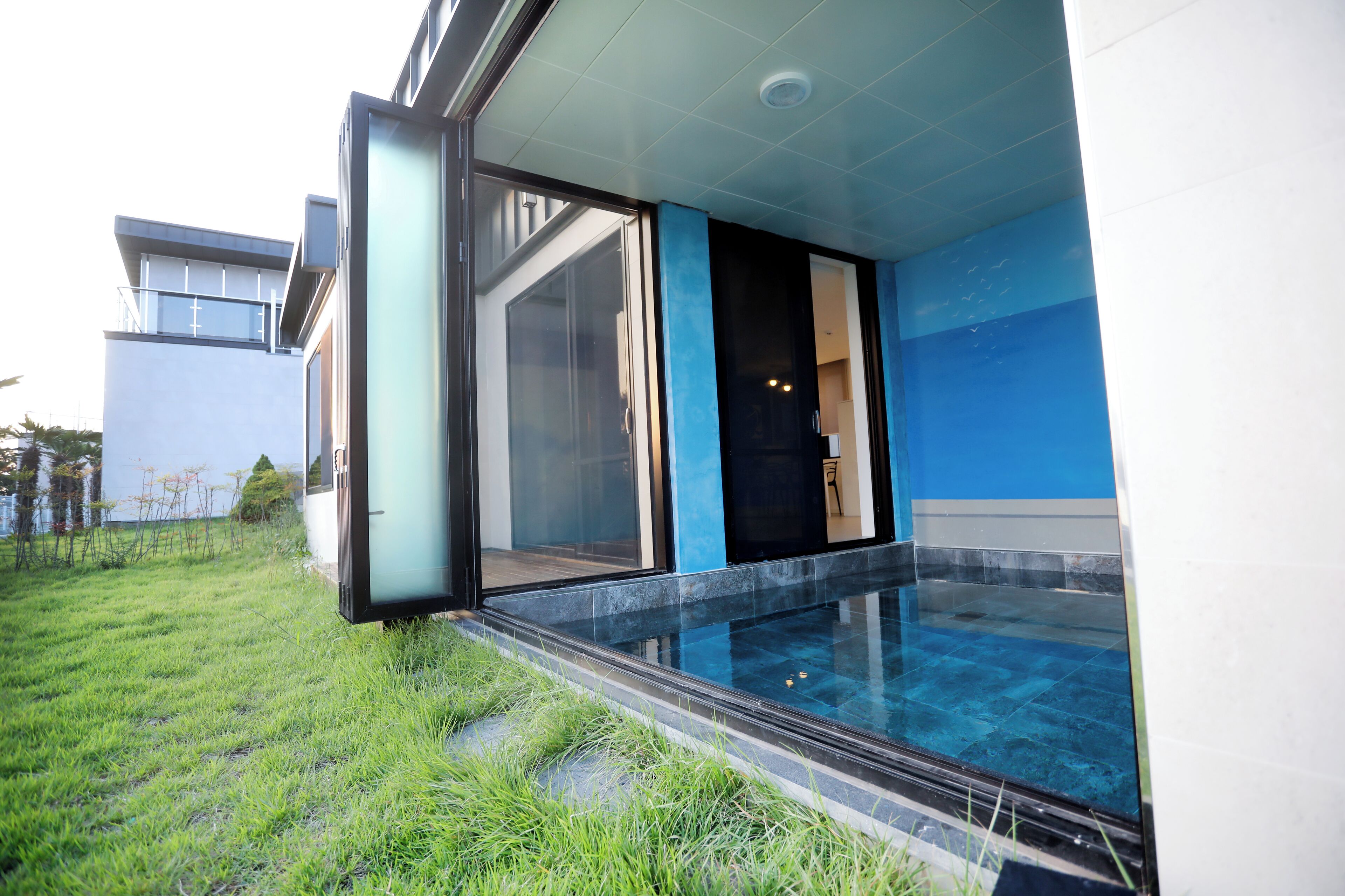 Soundproofing, free WiFi