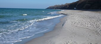 Comfort apartment with lake view, balcony, beach and. close to shopping, quiet, WiFi