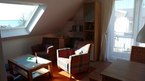 Smart TV, DVD player, books, stereo