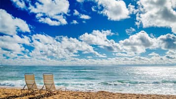 Plage, chaises longues, serviettes de plage