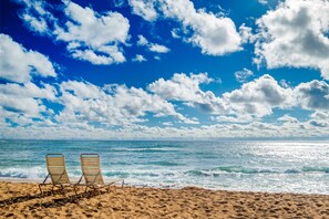 Aan het strand, ligstoelen aan het strand, strandlakens