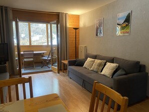 Tv, ett bordtennisbord och böcker