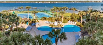 PENTHOUSE HIDEAWAY: BEACH LOVERS' ROMANTIC HAVEN - VIEWS to INFINITY!